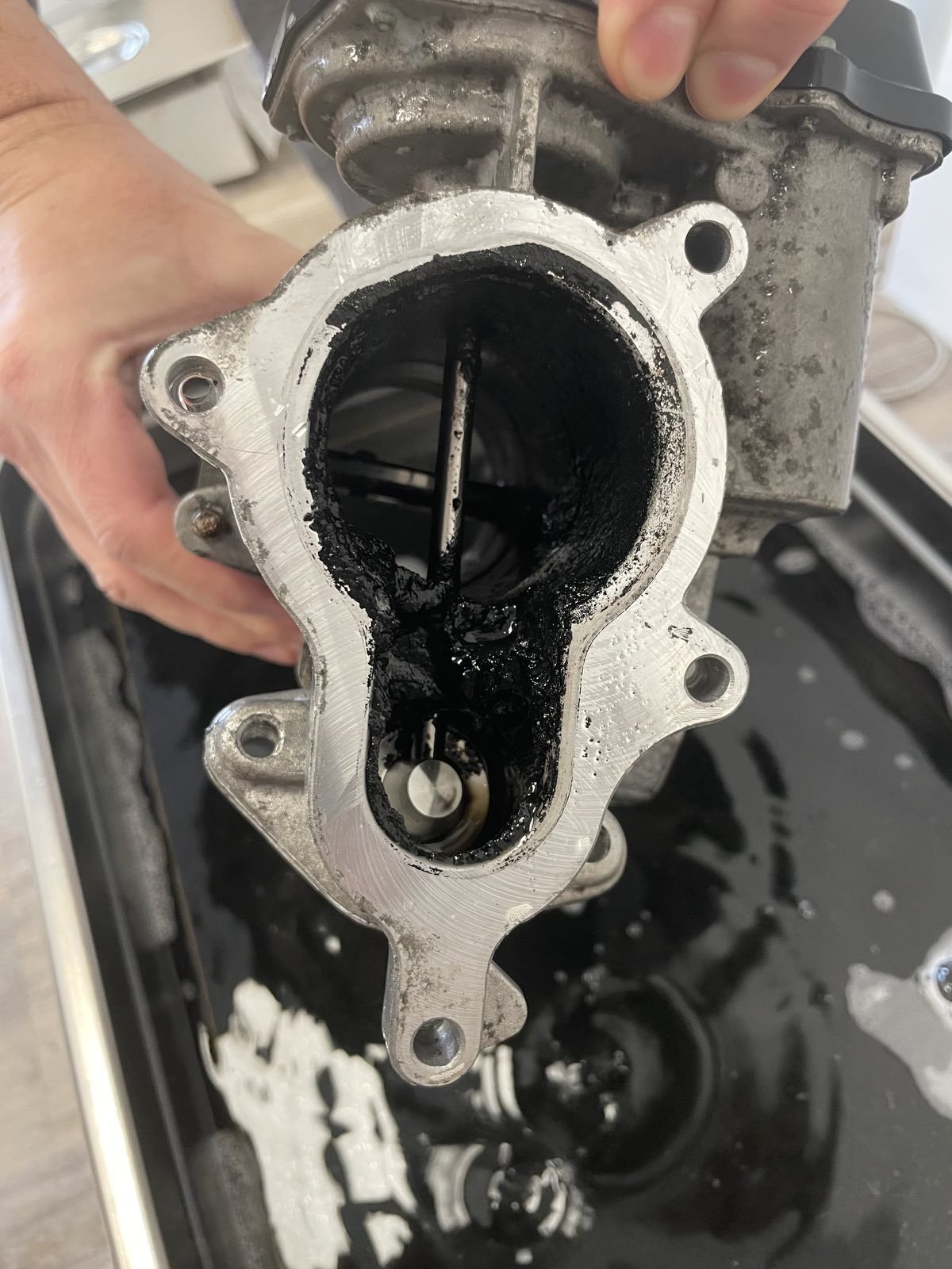 Nettoyage d’une pièce de moteur dans un bac à ultrasons